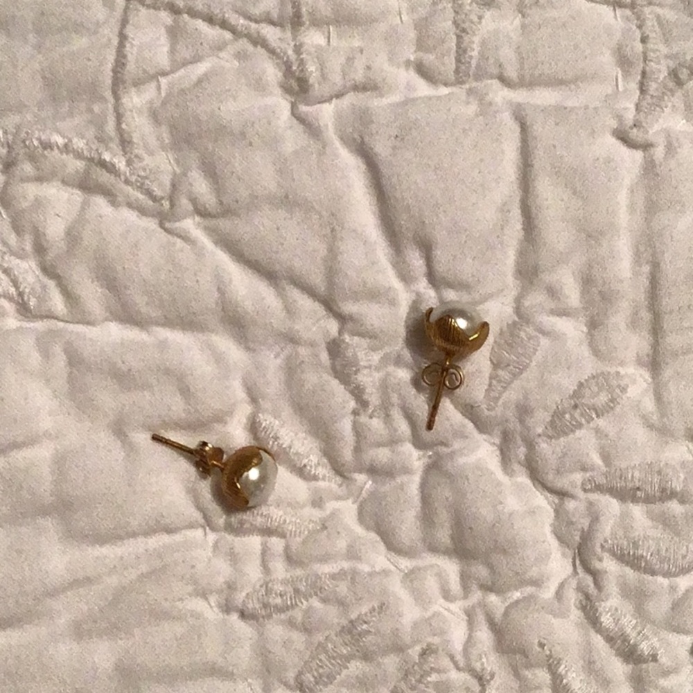 Penelope Demi pearl studs